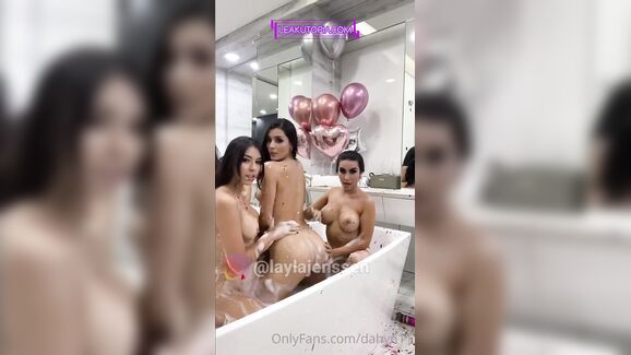 Dahyn11 Lesbian Threesome in Bathtub Leaked