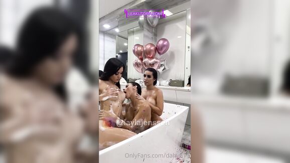 Dahyn11 Lesbian Threesome in Bathtub Leaked