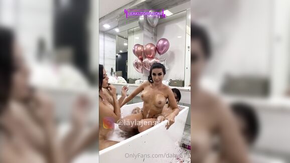 Dahyn11 Lesbian Threesome in Bathtub Leaked