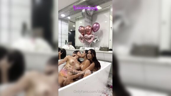 Dahyn11 Lesbian Threesome in Bathtub Leaked