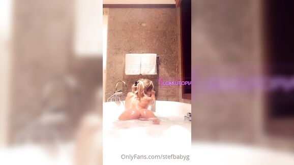 Stefanie Knight Spreads Her Ass in Bath Leaked