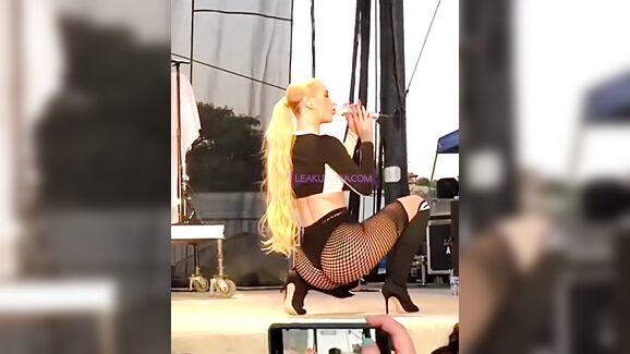 Iggy Azalea Live Show Leaked