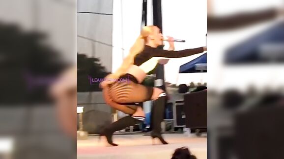 Iggy Azalea Live Show Leaked